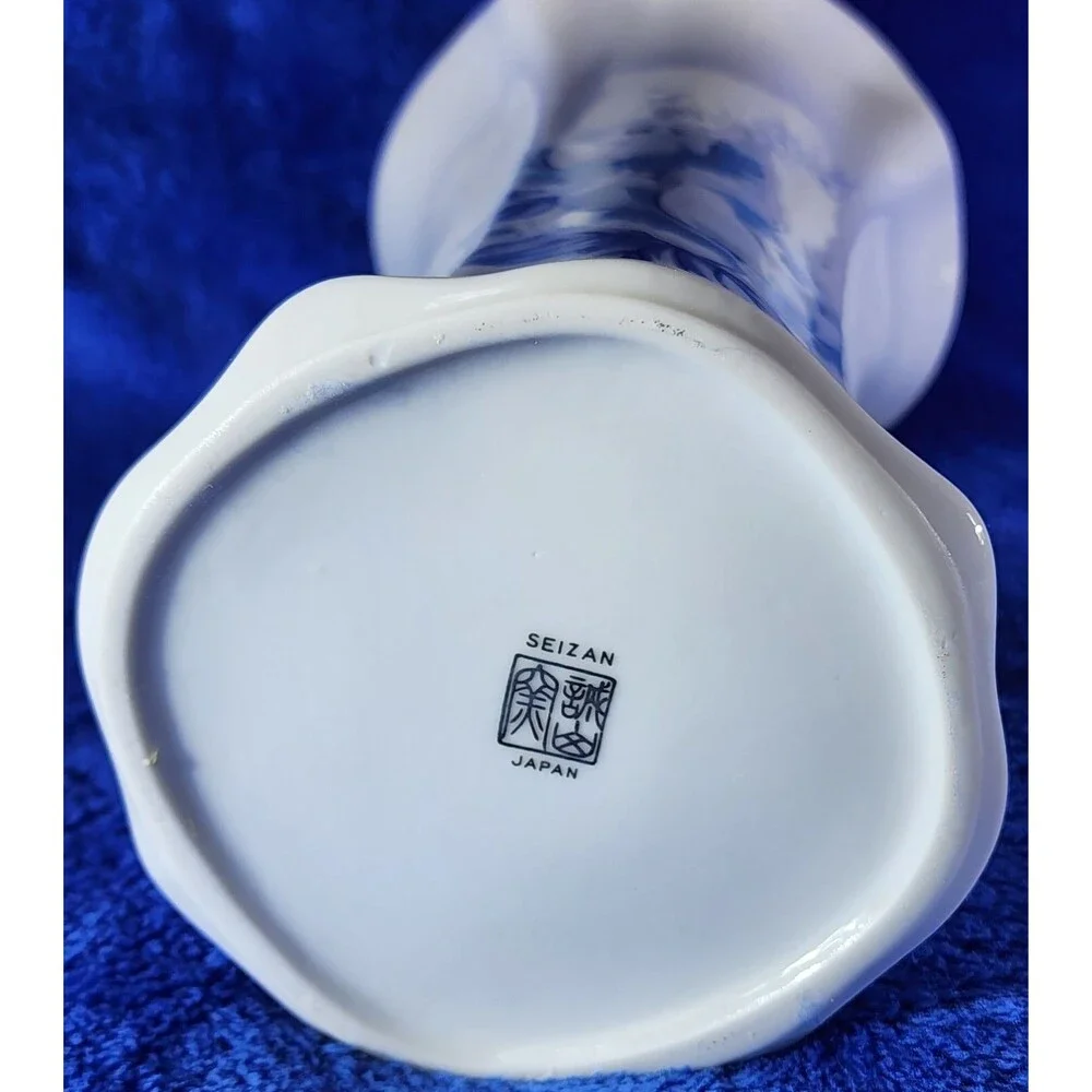 Beautiful Vintage 10.5 inches Seizan Vase with Blue and White Flowers